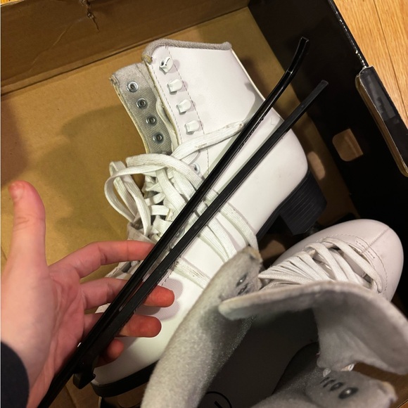 Jackson by Cameo White Ice Skates - Picture 6 of 9